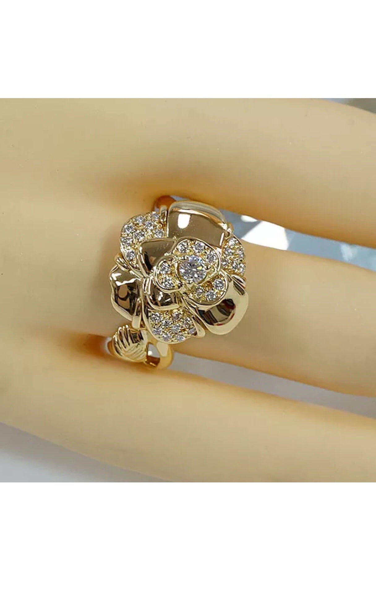 CHANEL Camellia 18KT Gold Precieux Diamond Ring